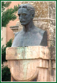Capitan Arenas, monumento erigido en la ciudad de Molina de Aragón.